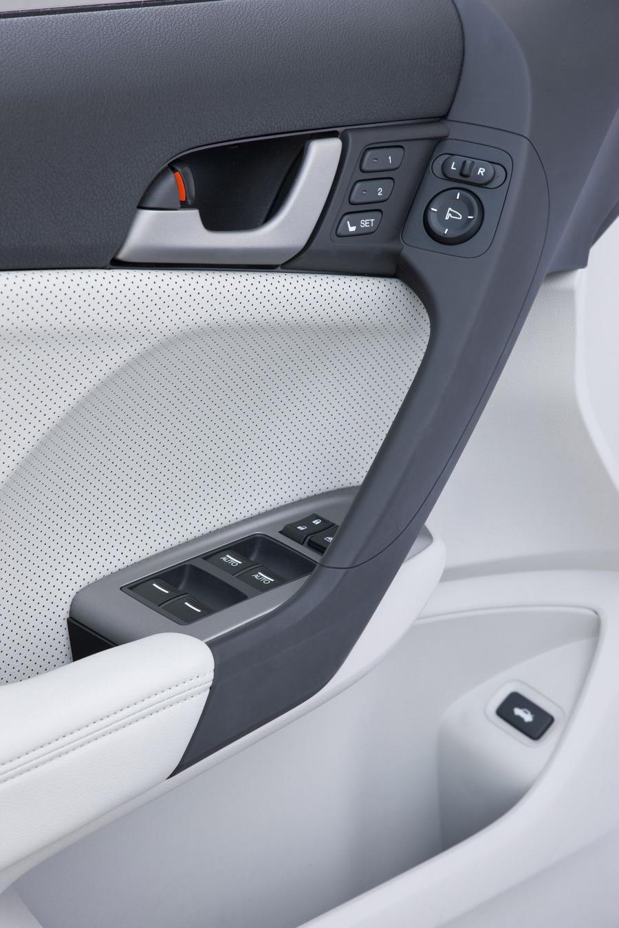 Детали интерьера Acura TSX 2008 года  (фото 157 из 210)